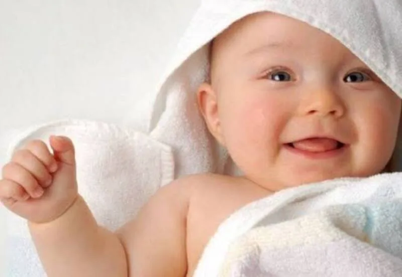 Mơ thấy em bé đang cười thường được xem là dấu hiệu của niềm vui, may mắn và năng lượng tích cực.