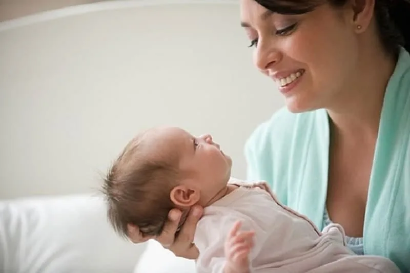 Mơ thấy bế em bé thường gắn với trách nhiệm, sự chăm sóc và một kế hoạch mới đang cần được nuôi dưỡng.