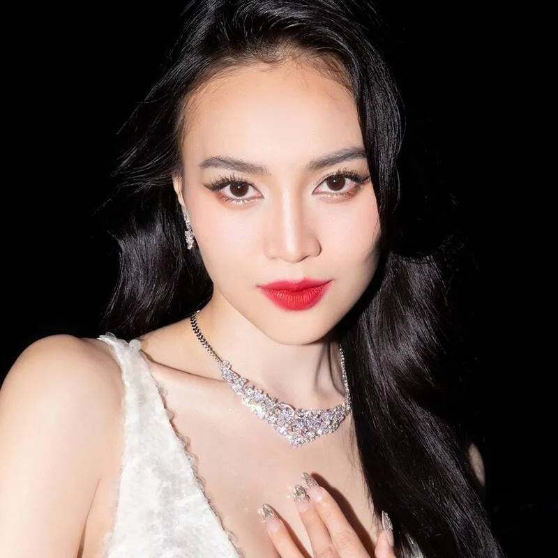 Vẻ ngoài trẻ trung và thần thái gần gũi là một trong những lý do khiến nhiều người bất ngờ khi tìm hiểu Ninh Dương Lan Ngọc sinh năm bao nhiêu.