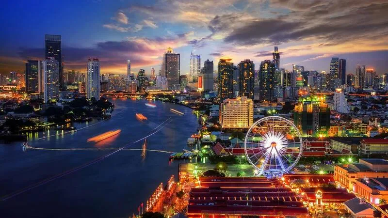 Bangkok hấp dẫn nhờ sự giao thoa giữa công trình cổ kính, trung tâm thương mại hiện đại và nhịp sống đô thị năng động.