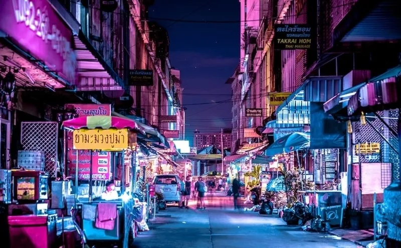 Ban ngày Bangkok là trung tâm làm việc và thương mại, ban đêm thành phố trở nên rực rỡ với chợ đêm, phố du lịch và hoạt động giải trí.