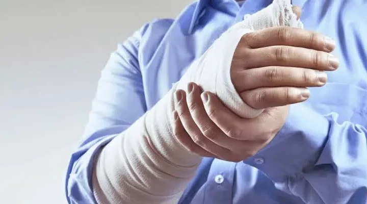 Gãy tay kiêng ăn gì, nên ăn gì? List thực phẩm giúp xương nhanh liền