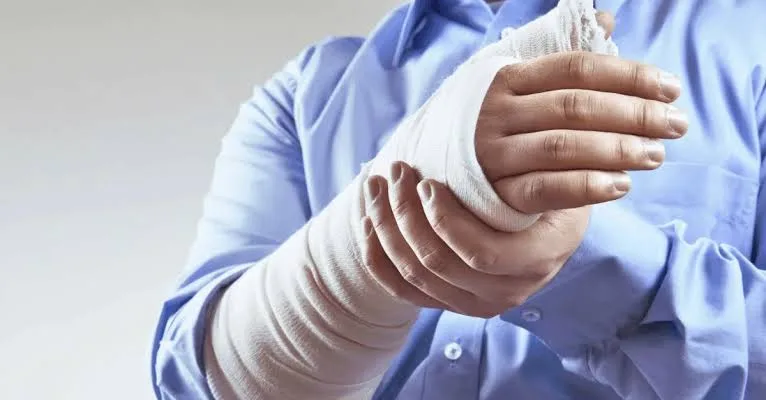 Gãy tay kiêng ăn gì, nên ăn gì? List thực phẩm giúp xương nhanh liền