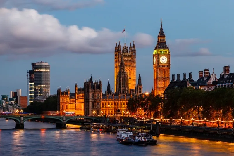 oàn cảnh chân trời London ngập tràn ánh đèn với điểm nhấn là tháp Big Ben về đêm.