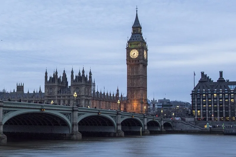 Góc máy hướng từ phía South Bank ghi trọn vẹn vẻ hoành tráng của quần thể Westminster.