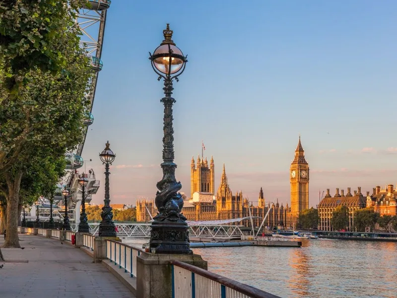 Dòng sông Thames uốn lượn bên cạnh biểu tượng trường tồn của thủ đô xứ sở sương mù.